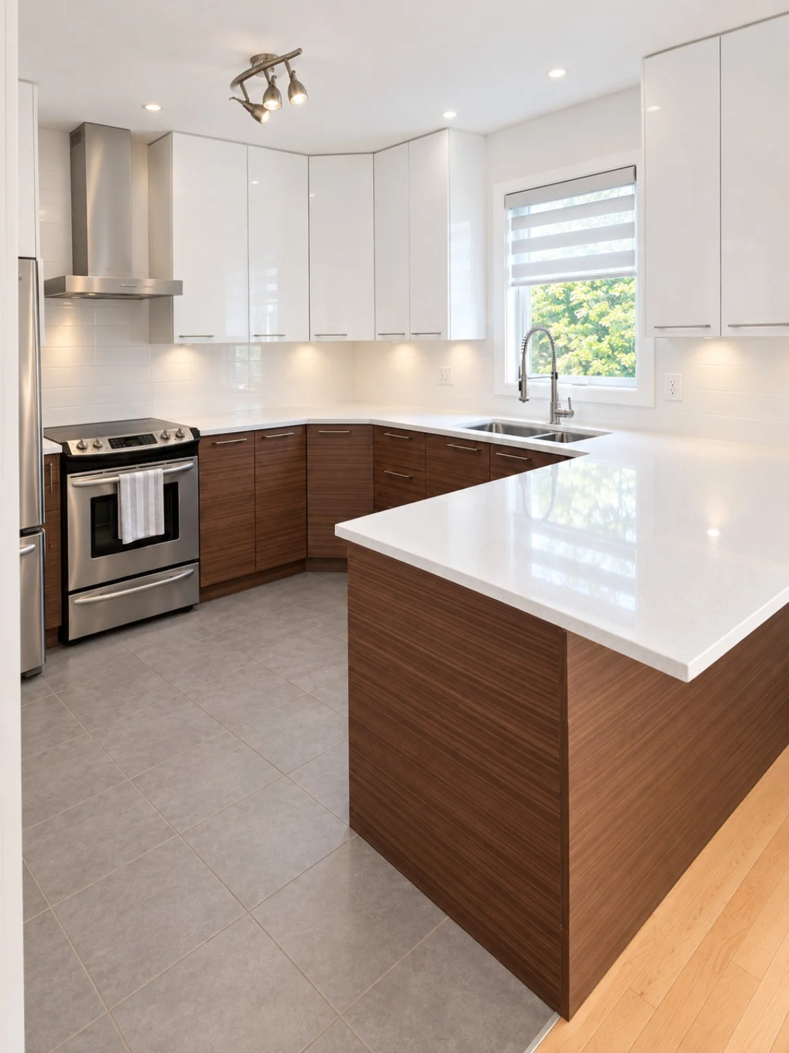Cuisine moderne blanche brillante et bois foncé réalisée par Cuisine Esthétique